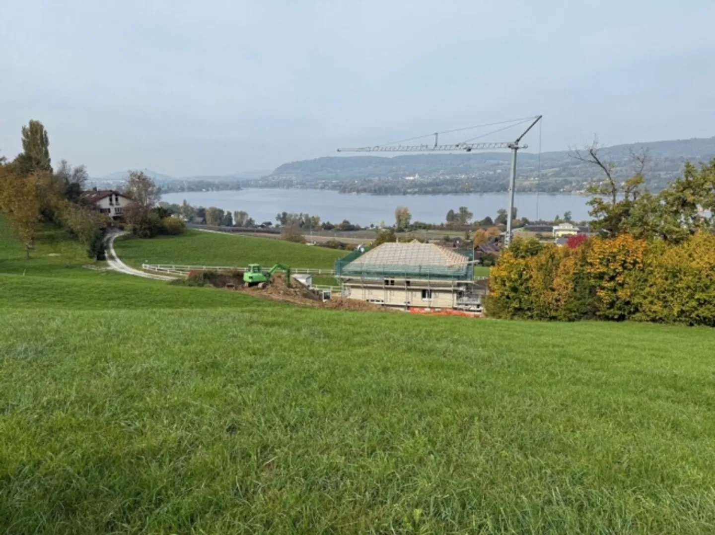 In affitto a Mammern, adiacente alla zona agricola, casa unifamiliare indipendente di 6½ locali con ascensore; in una posizione collinare non edificabile e con vista sul lago! - Foto 15 di 16