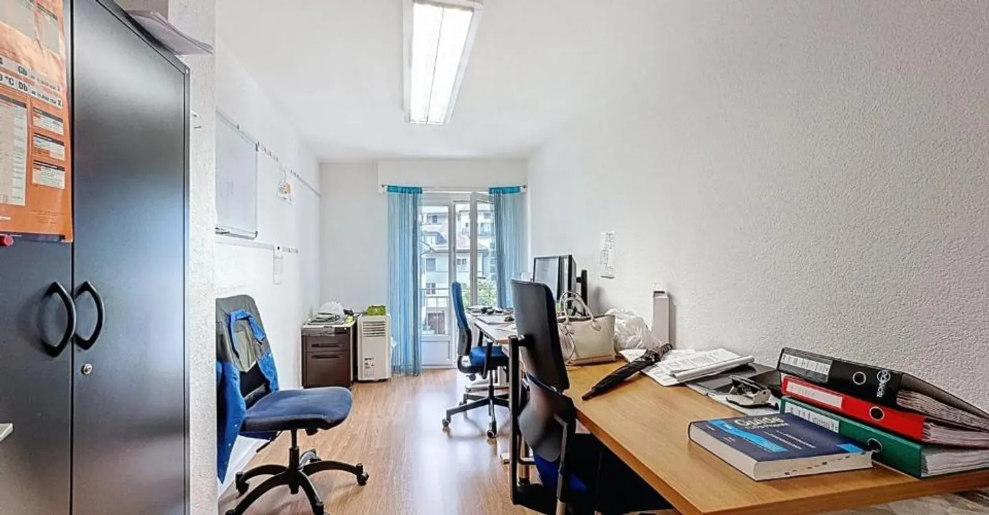 Spacious and bright offices in the heart of Monthey - Photo 2 of 12