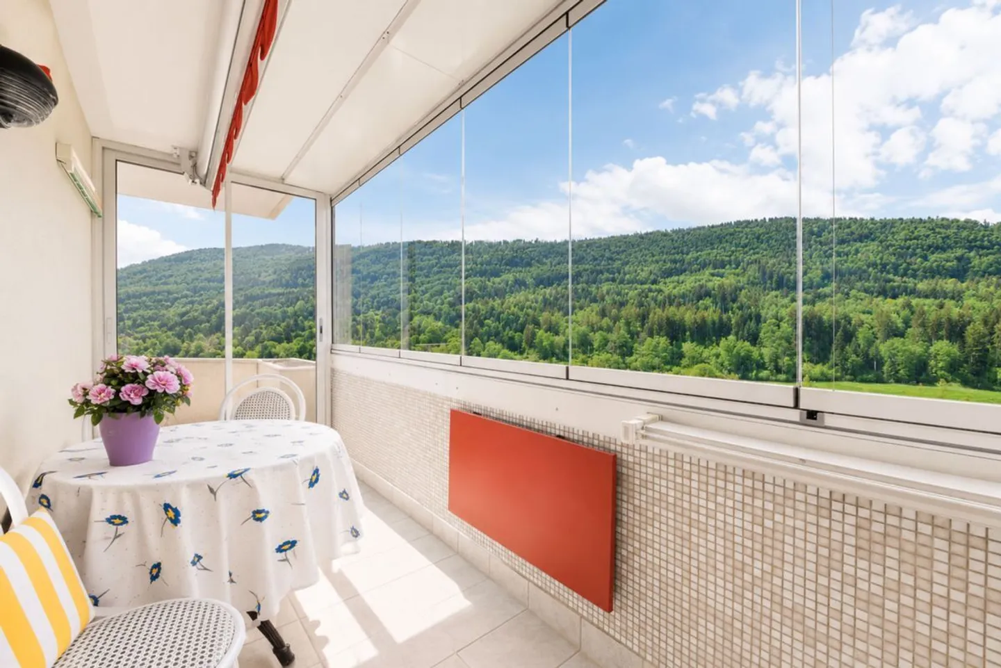 Bright attic with balcony and green view - Photo 9 of 13