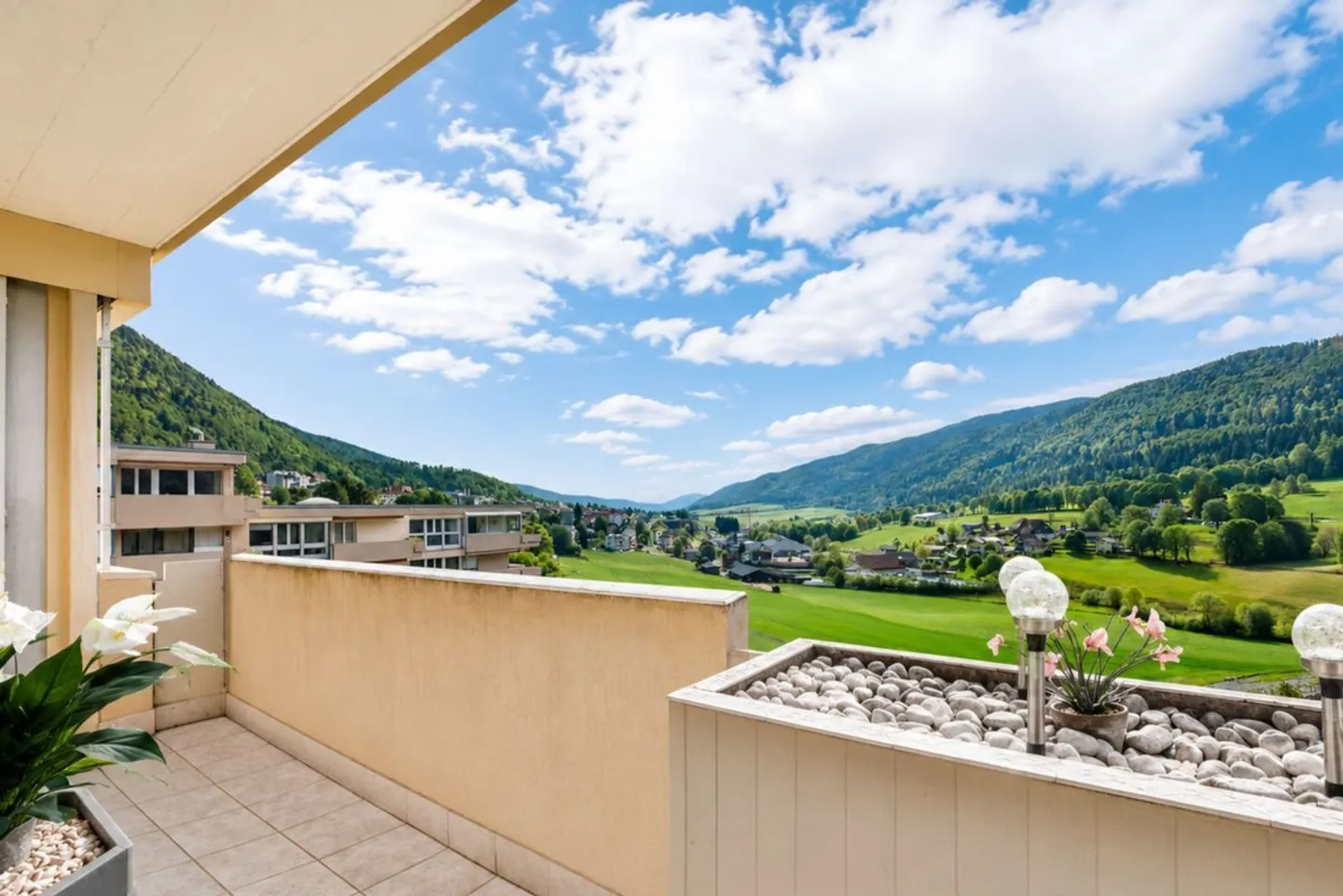 Bright attic with balcony and green view - Photo 10 of 13