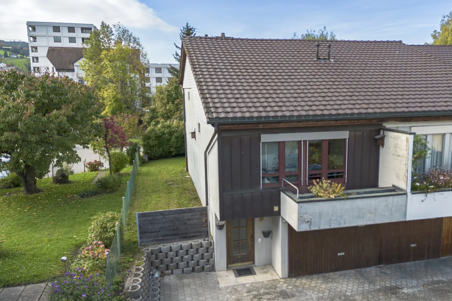 Familienfreundliches Eckhaus - Foto 1 von 7