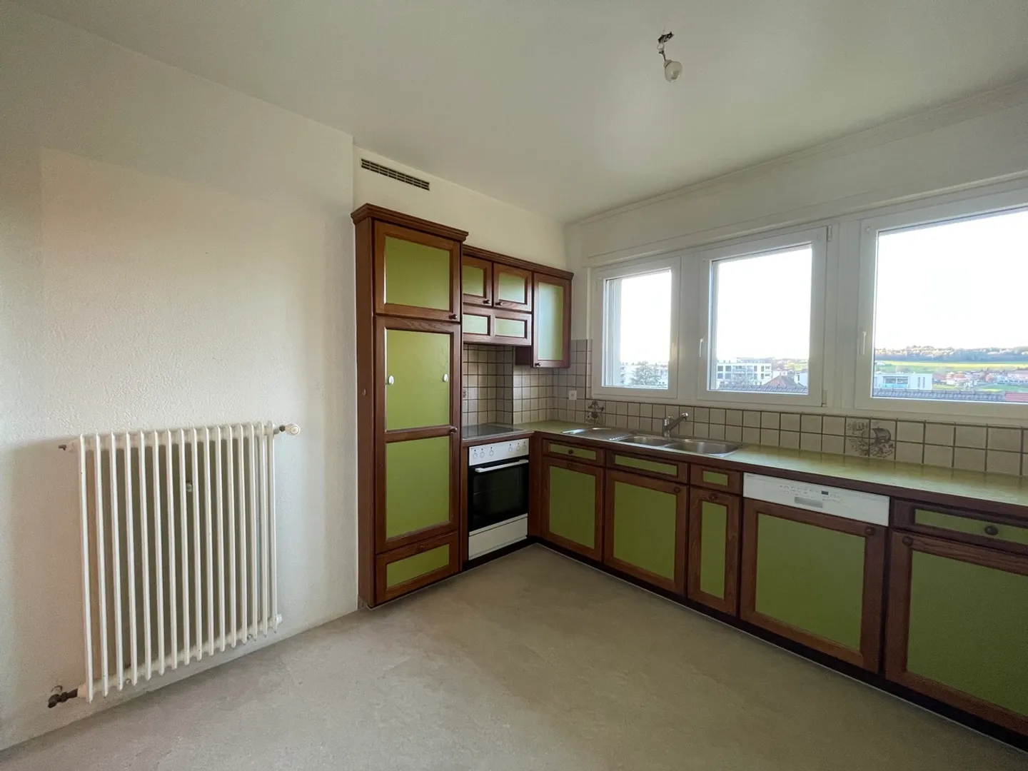 4.5 perfettamente situato, con vista sul quartiere, con balcone e vista - Foto 3 di 10