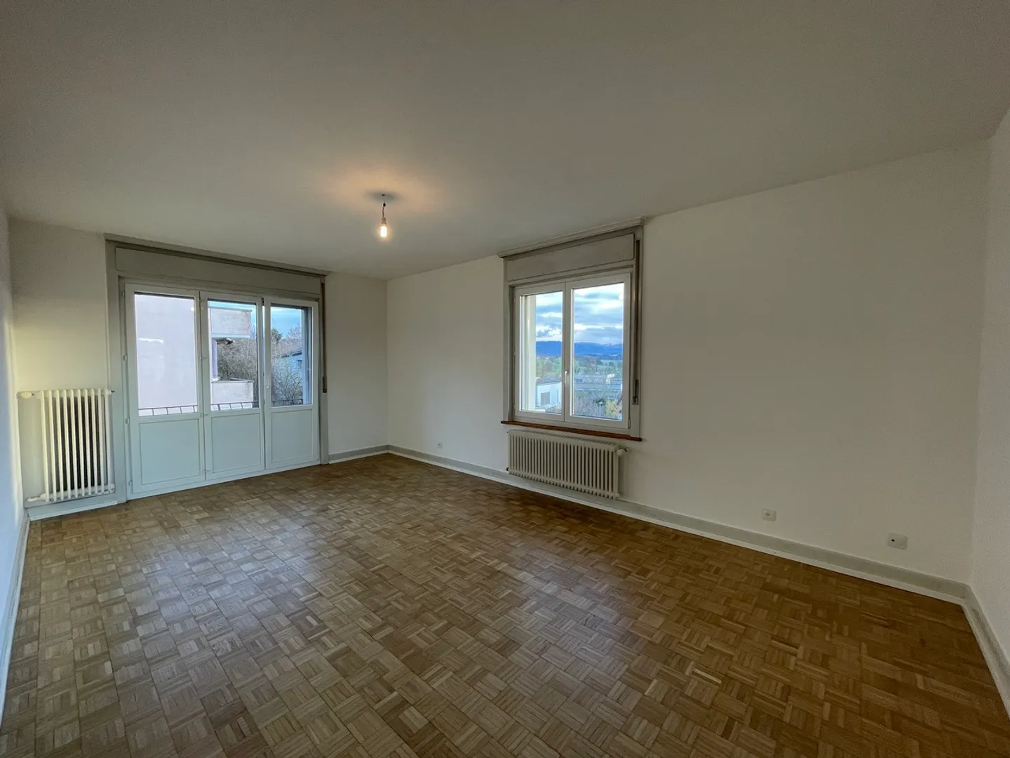 4.5 perfettamente situato, con vista sul quartiere, con balcone e vista - Foto 4 di 10