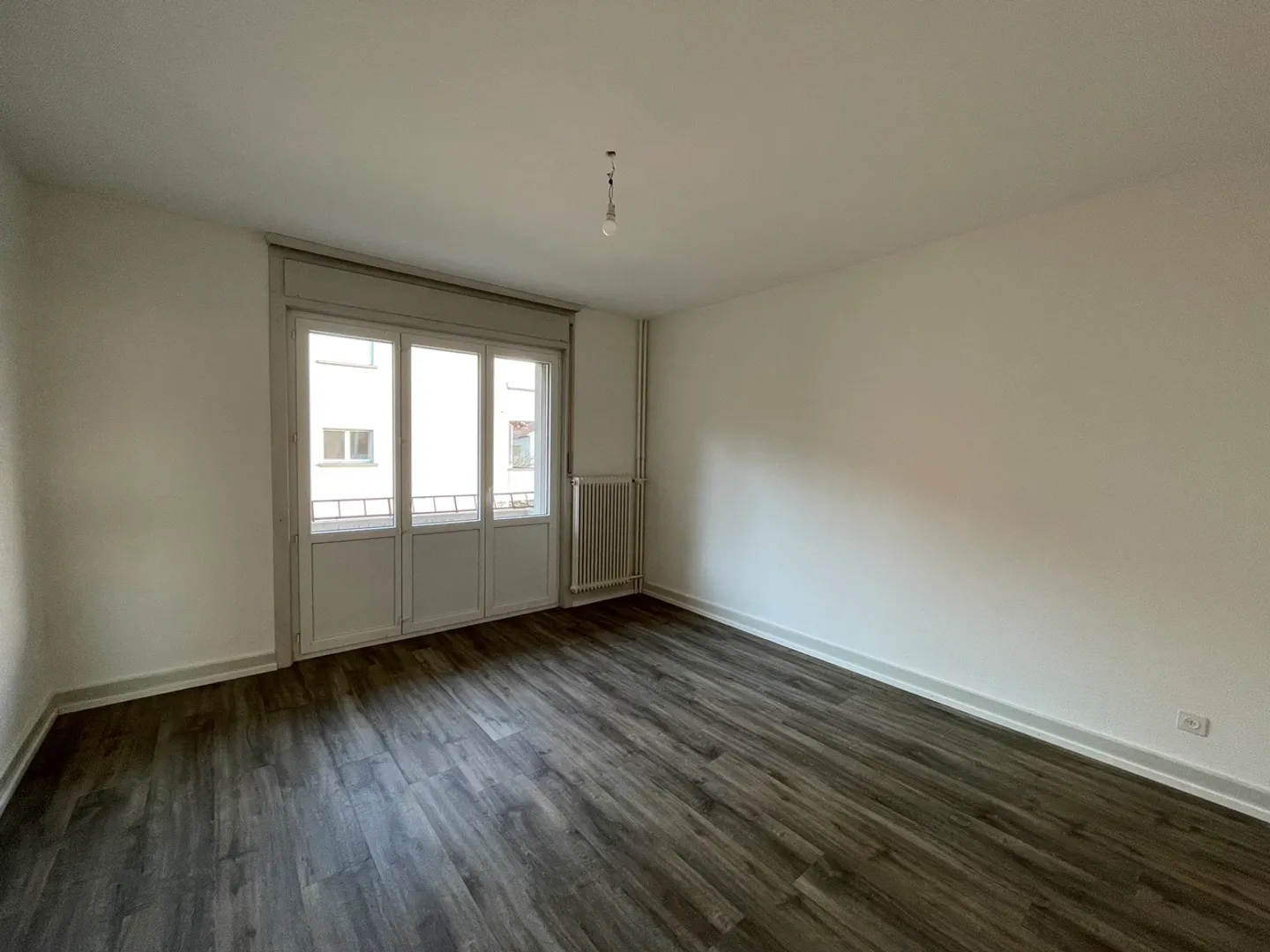 4.5 perfettamente situato, con vista sul quartiere, con balcone e vista - Foto 5 di 10