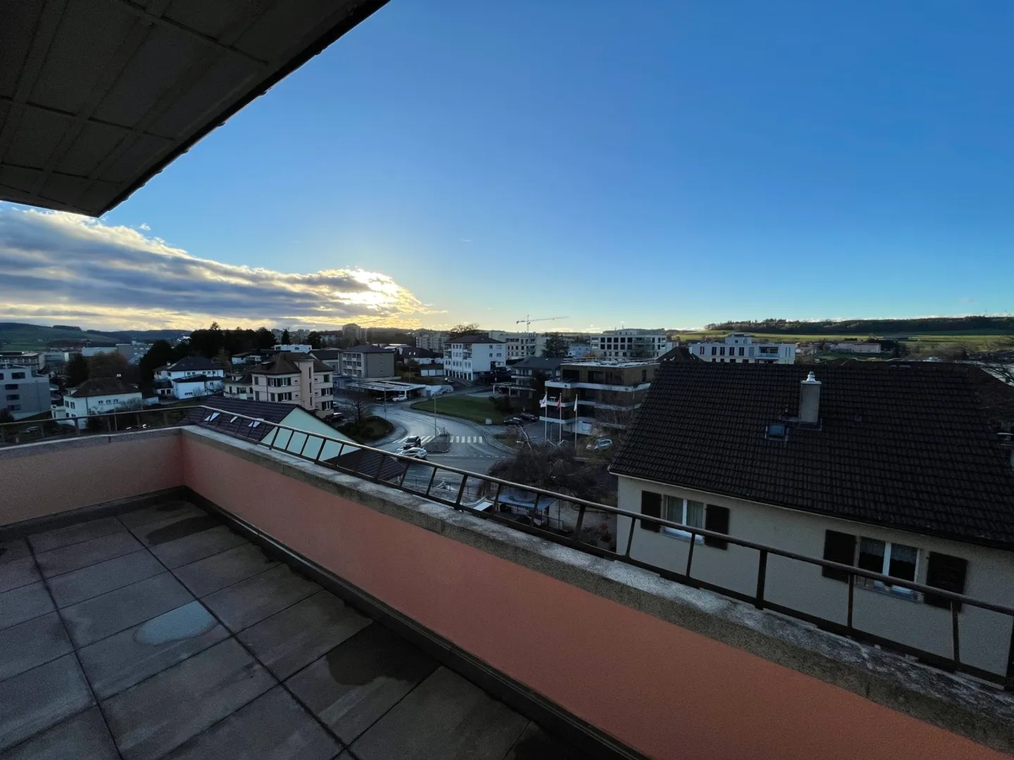 4.5 perfettamente situato, con vista sul quartiere, con balcone e vista - Foto 7 di 10
