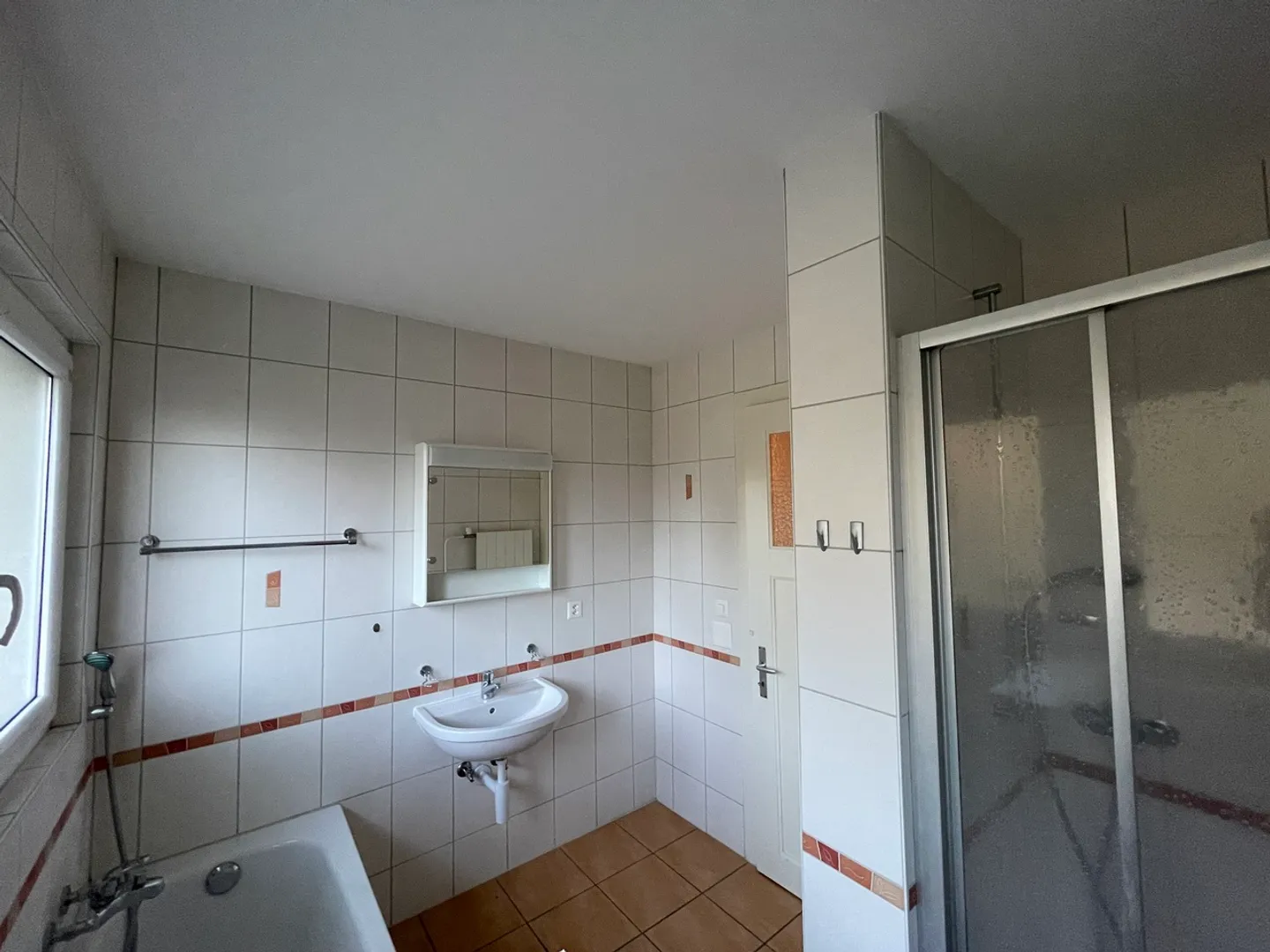 4.5 perfettamente situato, con vista sul quartiere, con balcone e vista - Foto 8 di 10