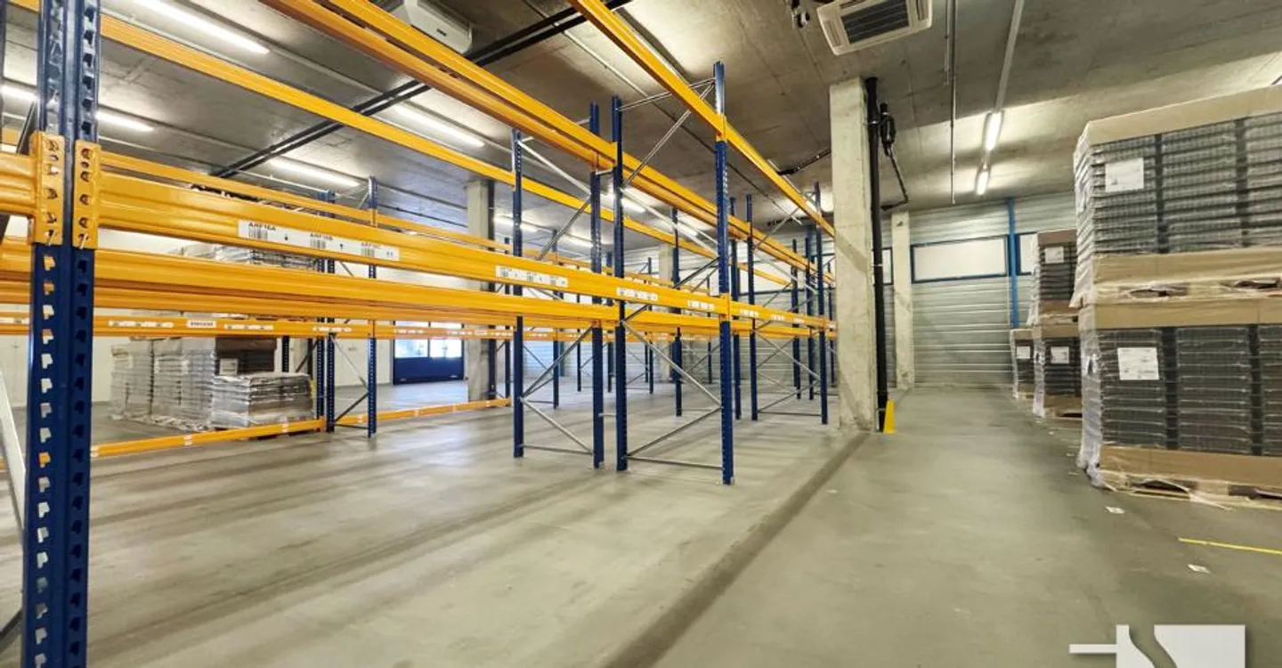 Warehouse/Hall of approx. 763 m², loading dock with loading ramp - Photo 3 of 10
