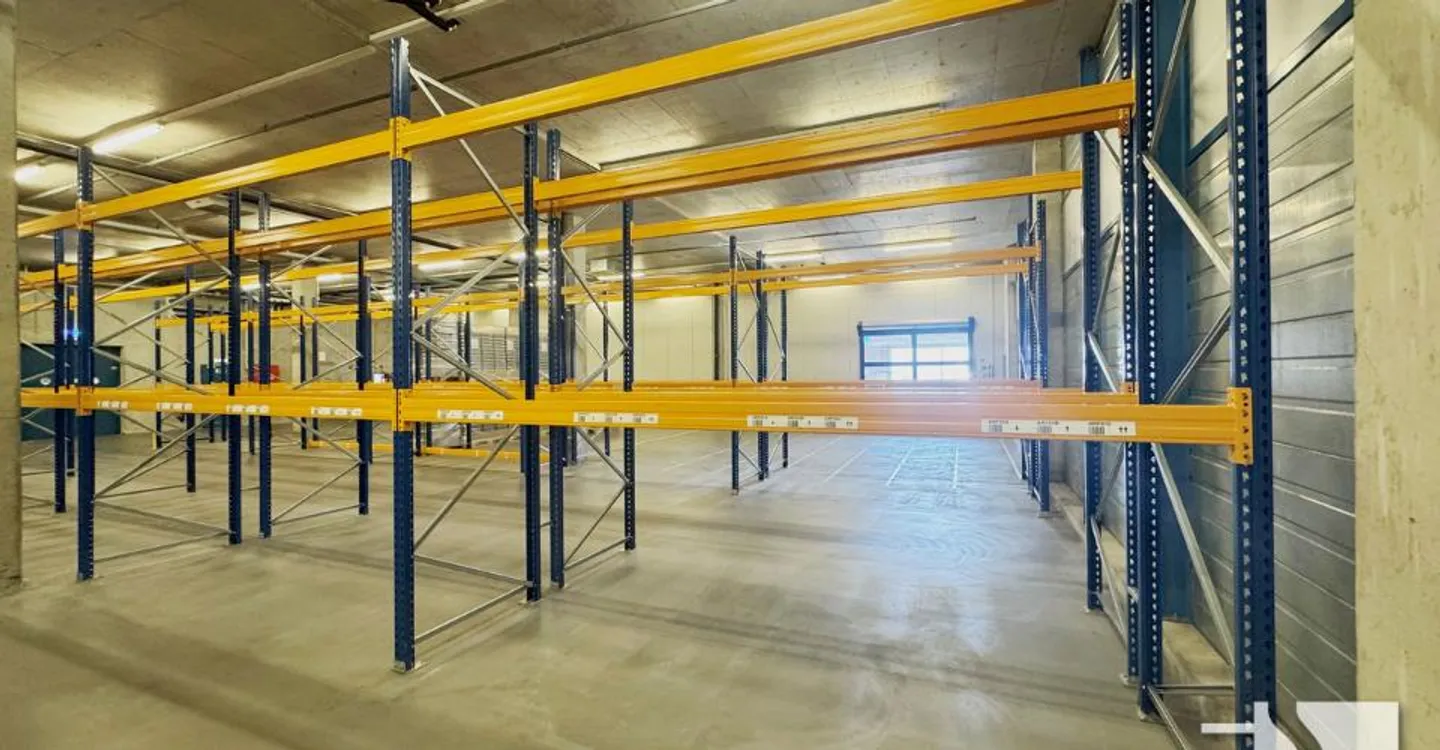 Warehouse/Hall of approx. 763 m², loading dock with loading ramp - Photo 5 of 10