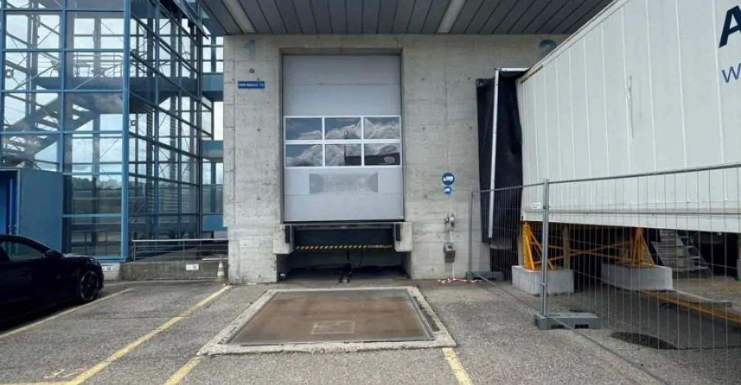 Warehouse/Hall of approx. 763 m², loading dock with loading ramp - Photo 8 of 10