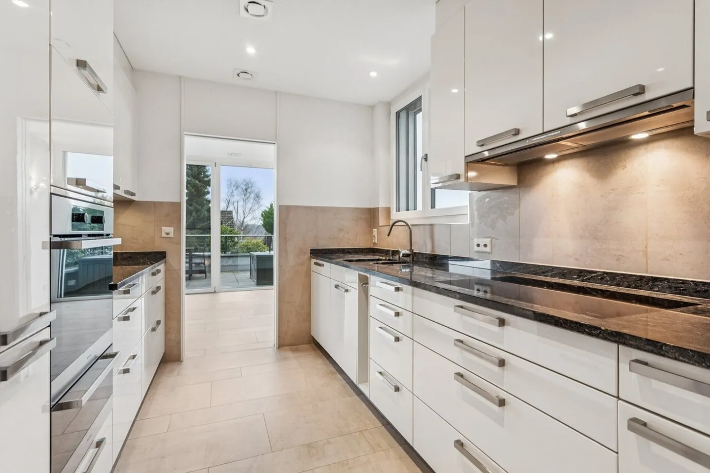 L'eleganza di un appartamento con terrazza progettato per durare - Foto 4 di 13