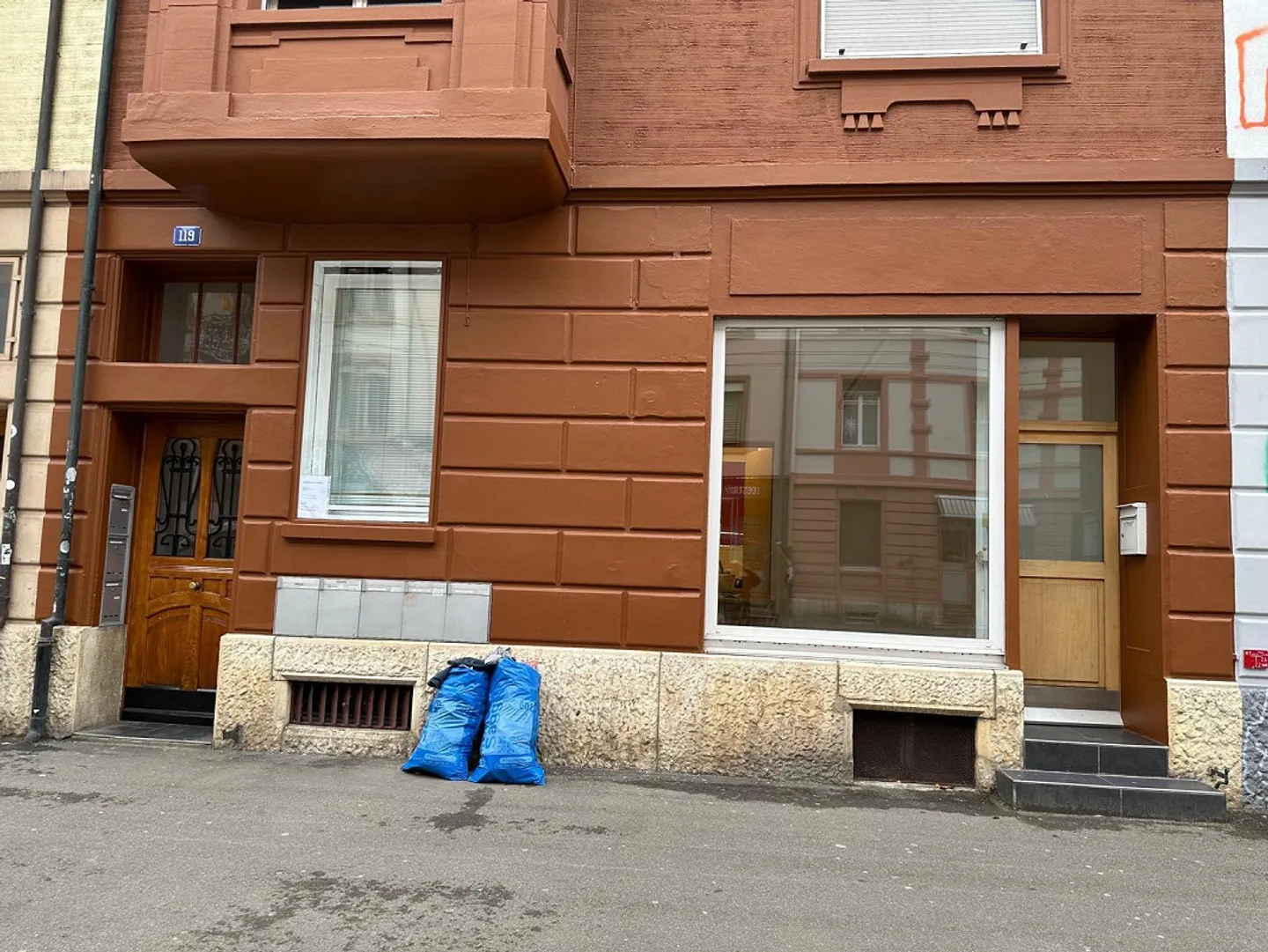 Commercial space including 1-room apartment - Photo 1 of 9