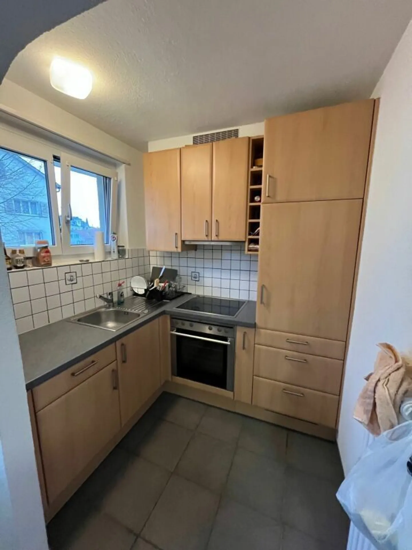 Central 1.5-room apartment in the best location - directly at the train station - Photo 2 of 6