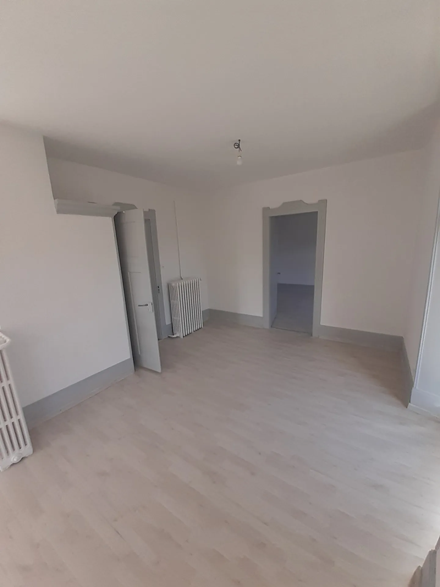 Haut plafond et belles finitions - Photo 3 sur 11