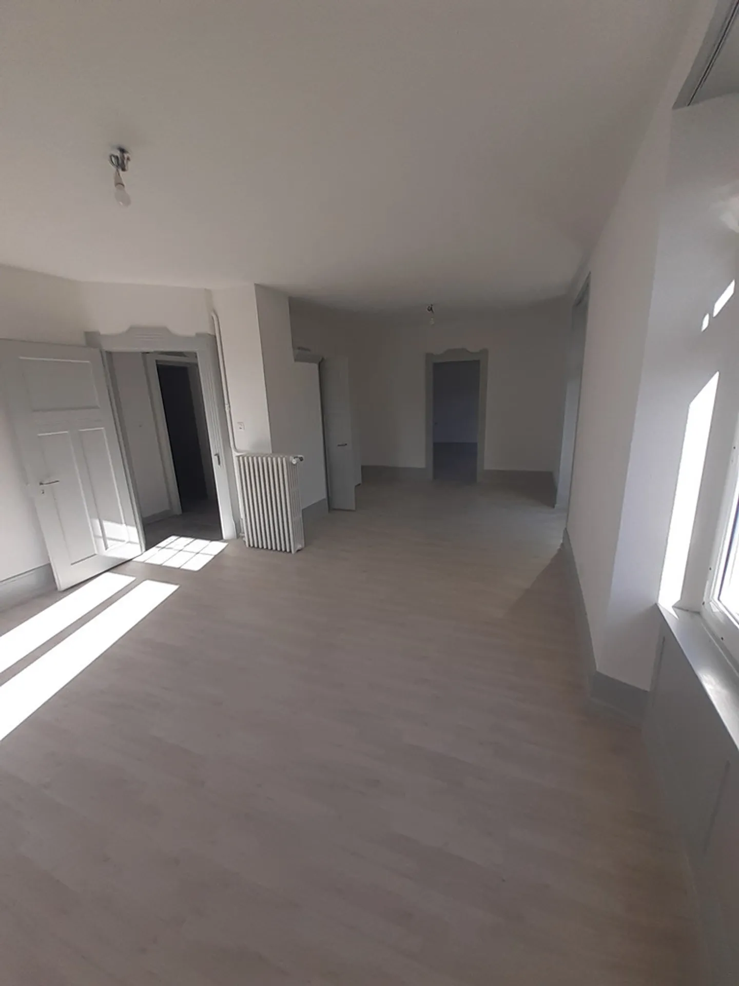 Haut plafond et belles finitions - Photo 2 sur 11