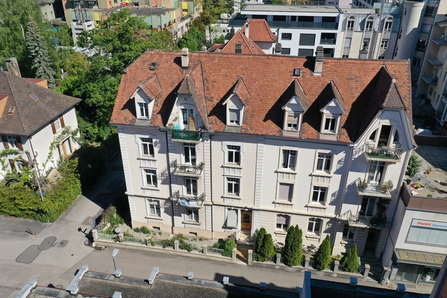 Haut plafond et belles finitions - Photo 10 sur 11