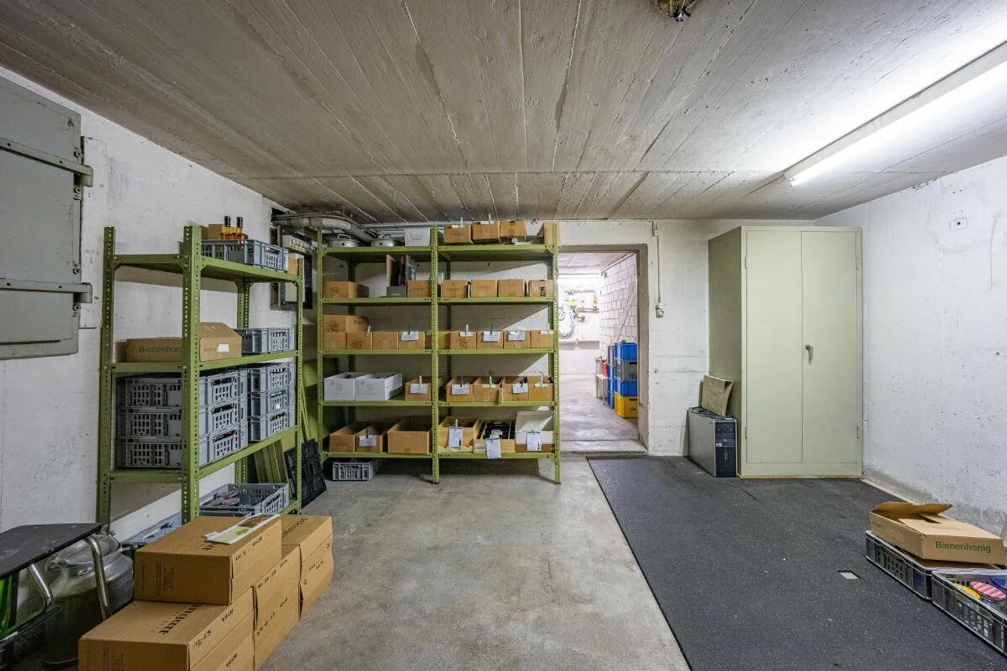 Residential and commercial building - Photo 9 of 11