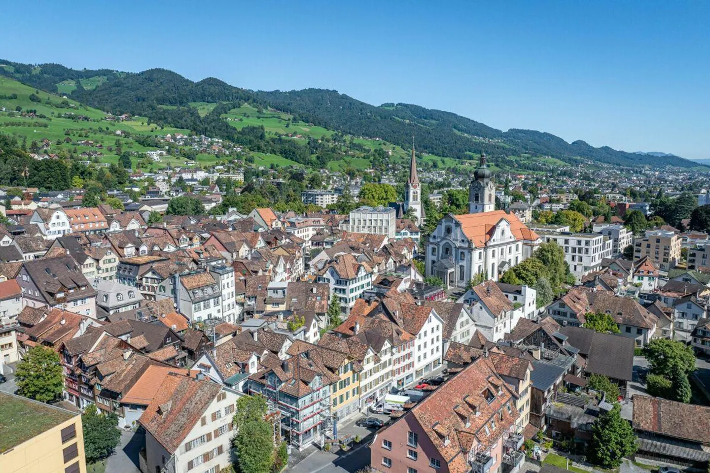 Residential and commercial building - Photo 10 of 11