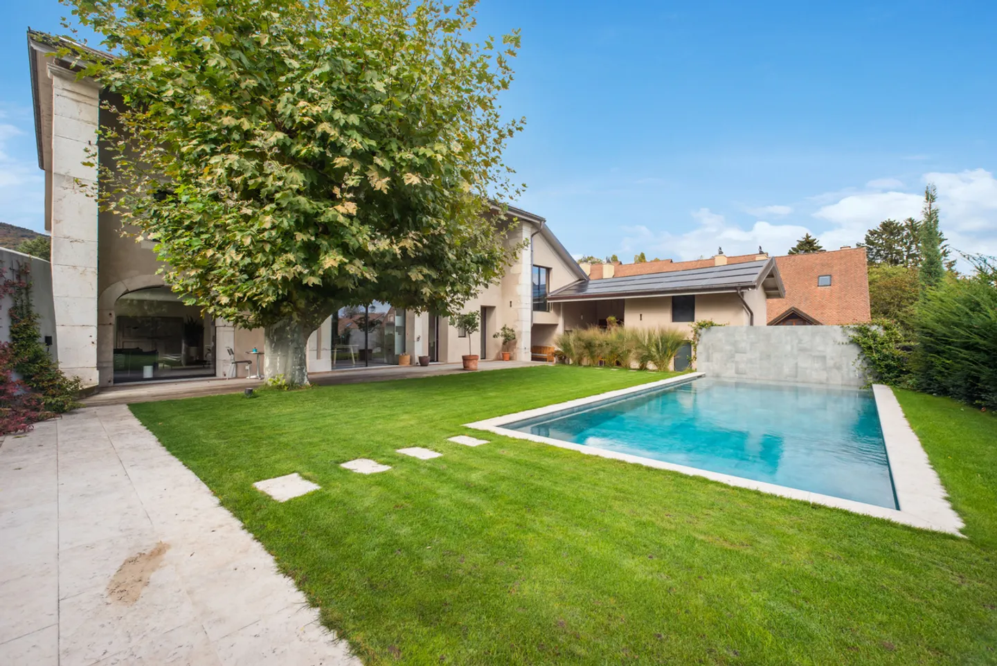 Villa moderna mozzafiato con piscina e studio - Foto 2 di 20