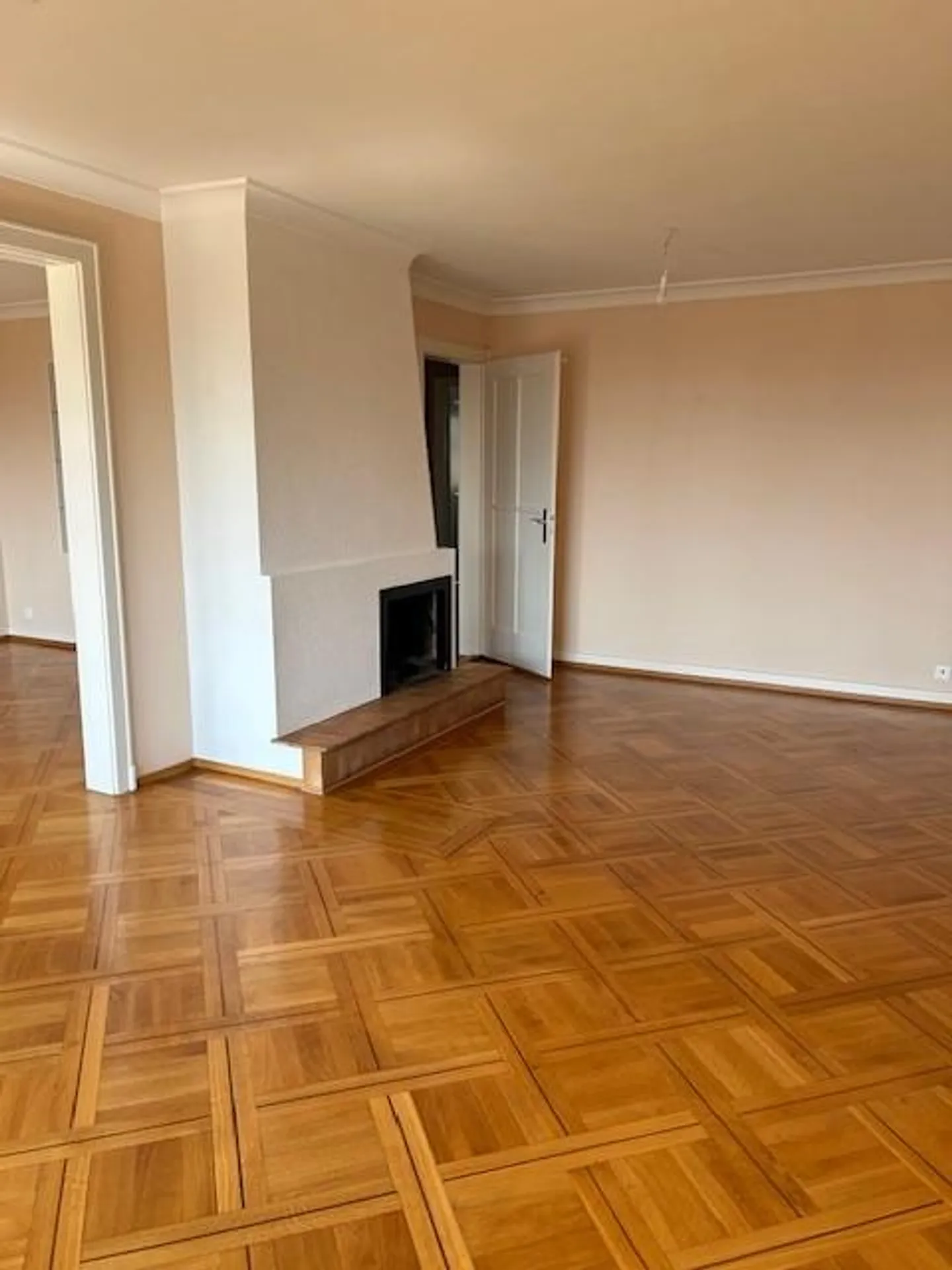 5-room apartment on the 2nd floor ideally located in the center of Pully - Photo 4 of 9