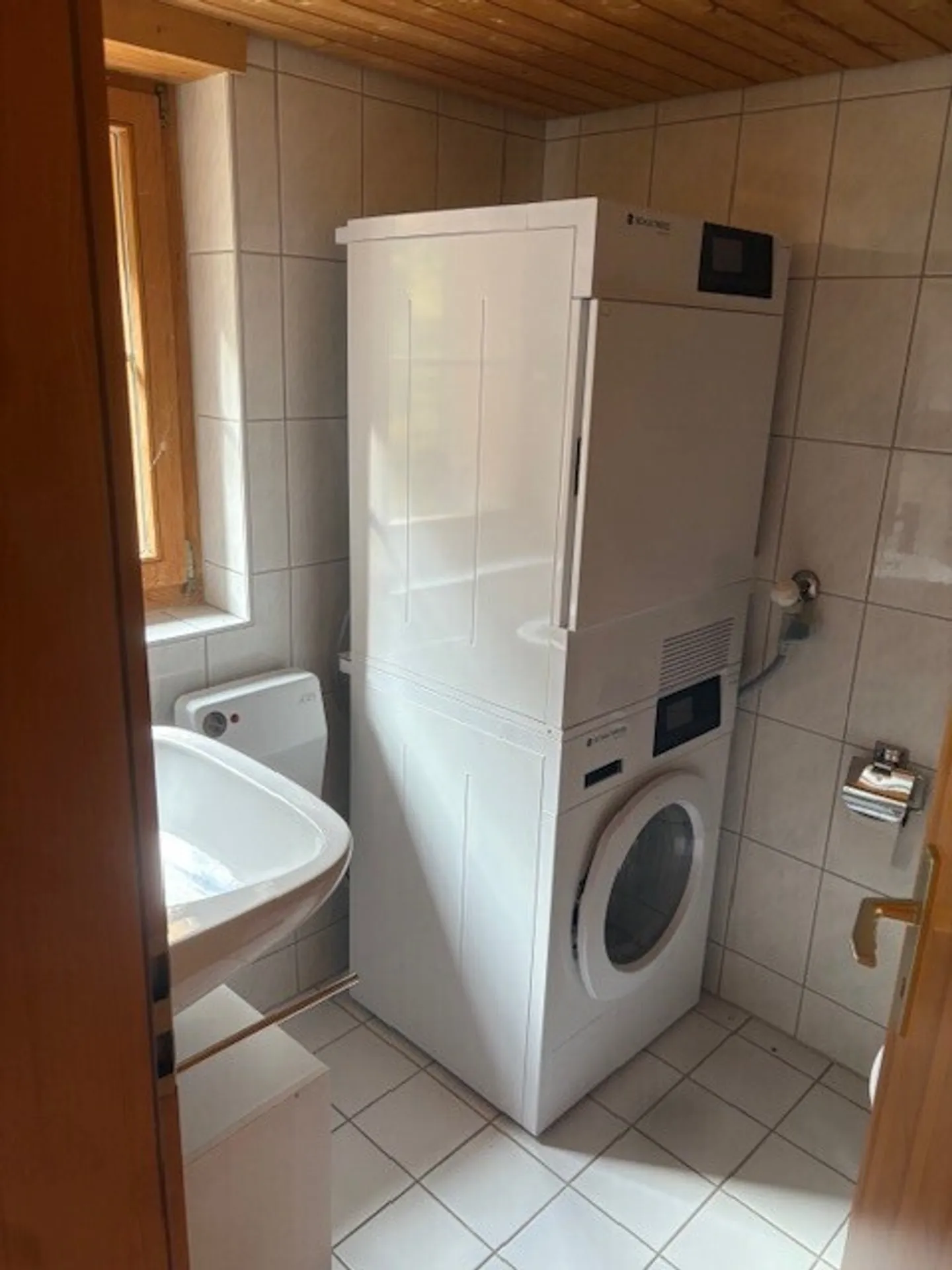 Jewel surrounded by meadow and stream - Photo 8 of 8