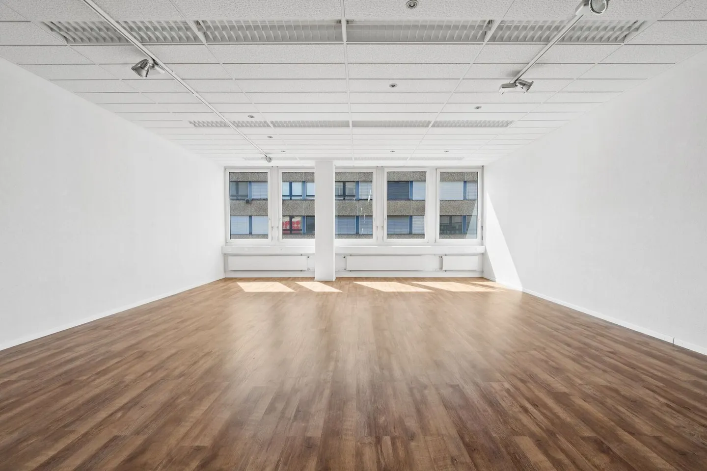 Office space for rent - Photo 1 of 3