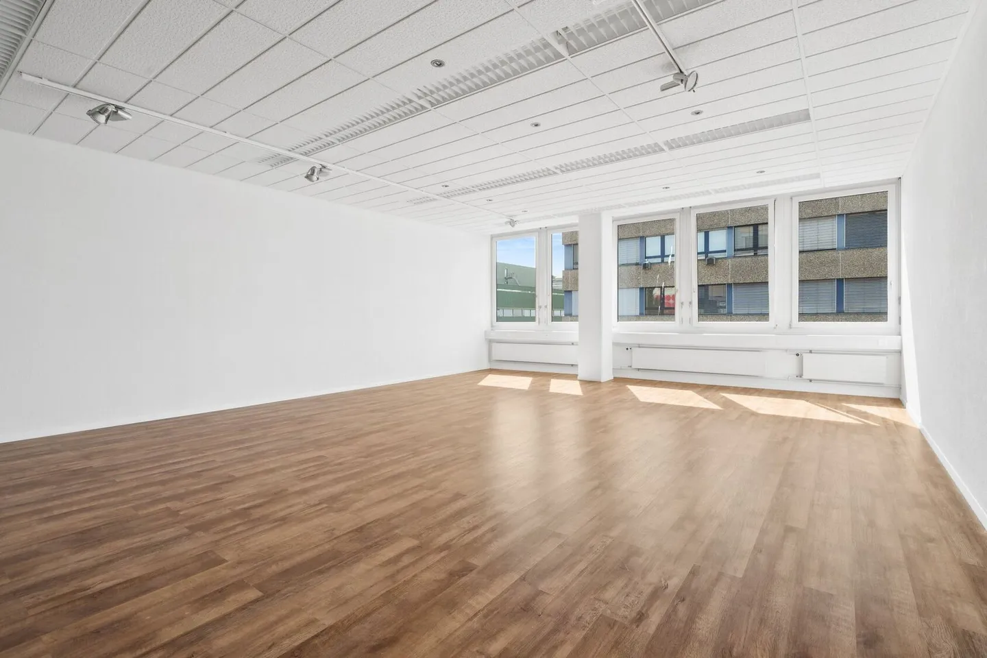 Office space for rent - Photo 2 of 3