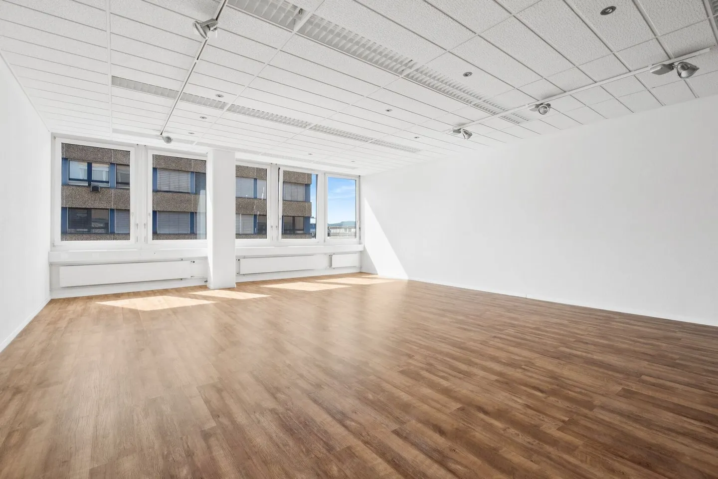 Office space for rent - Photo 3 of 3