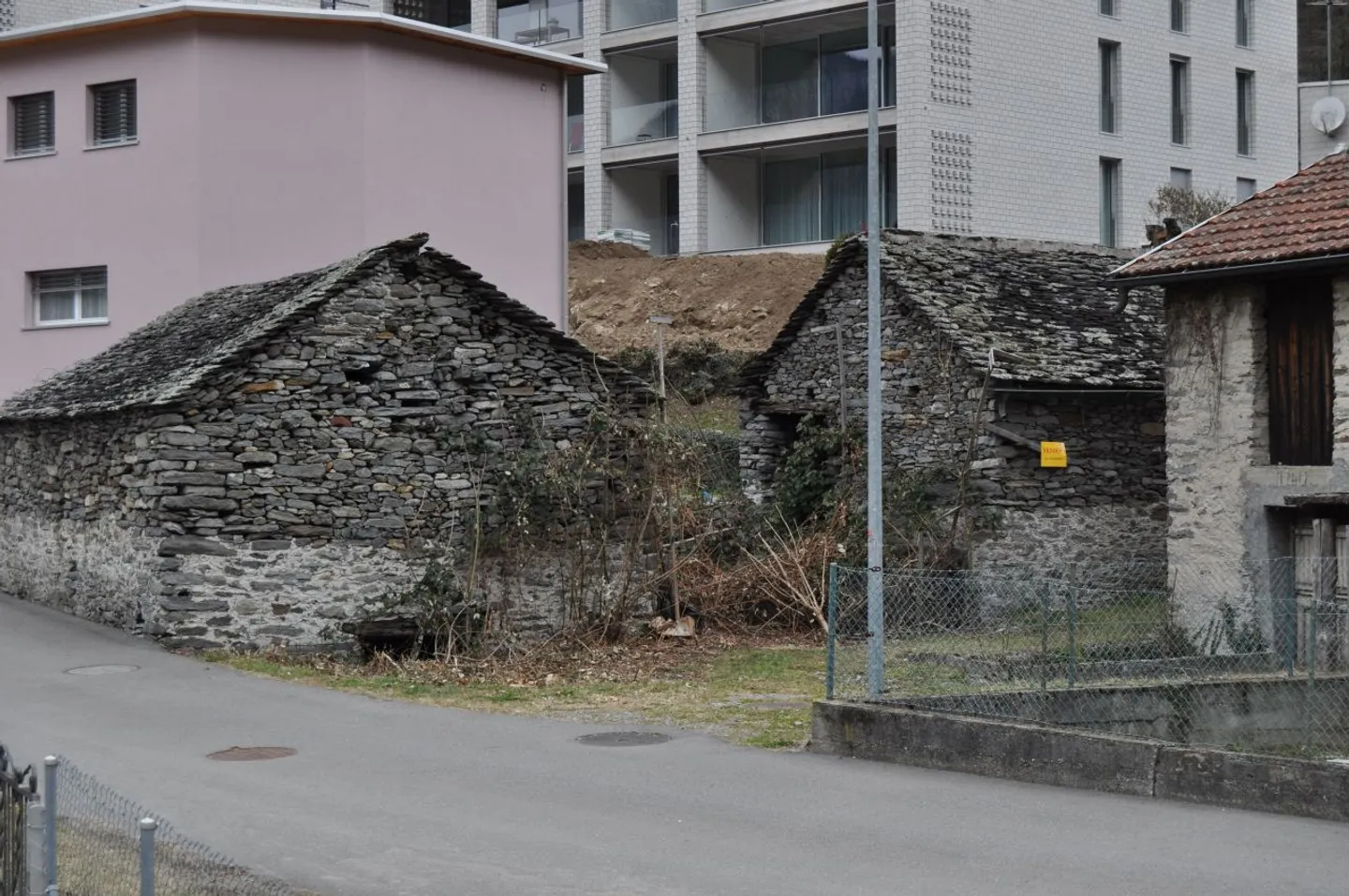 2 Rustici da Ristrutturare con Permesso di Costruire - Foto 3 di 11