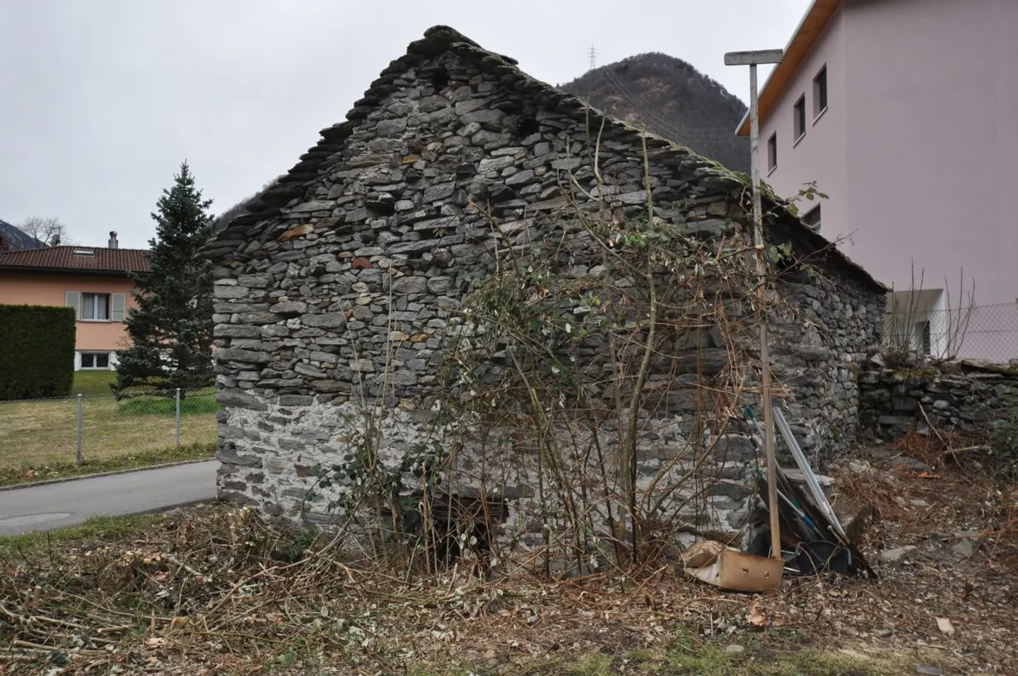 2 Rustici da Ristrutturare con Permesso di Costruire - Foto 5 di 11