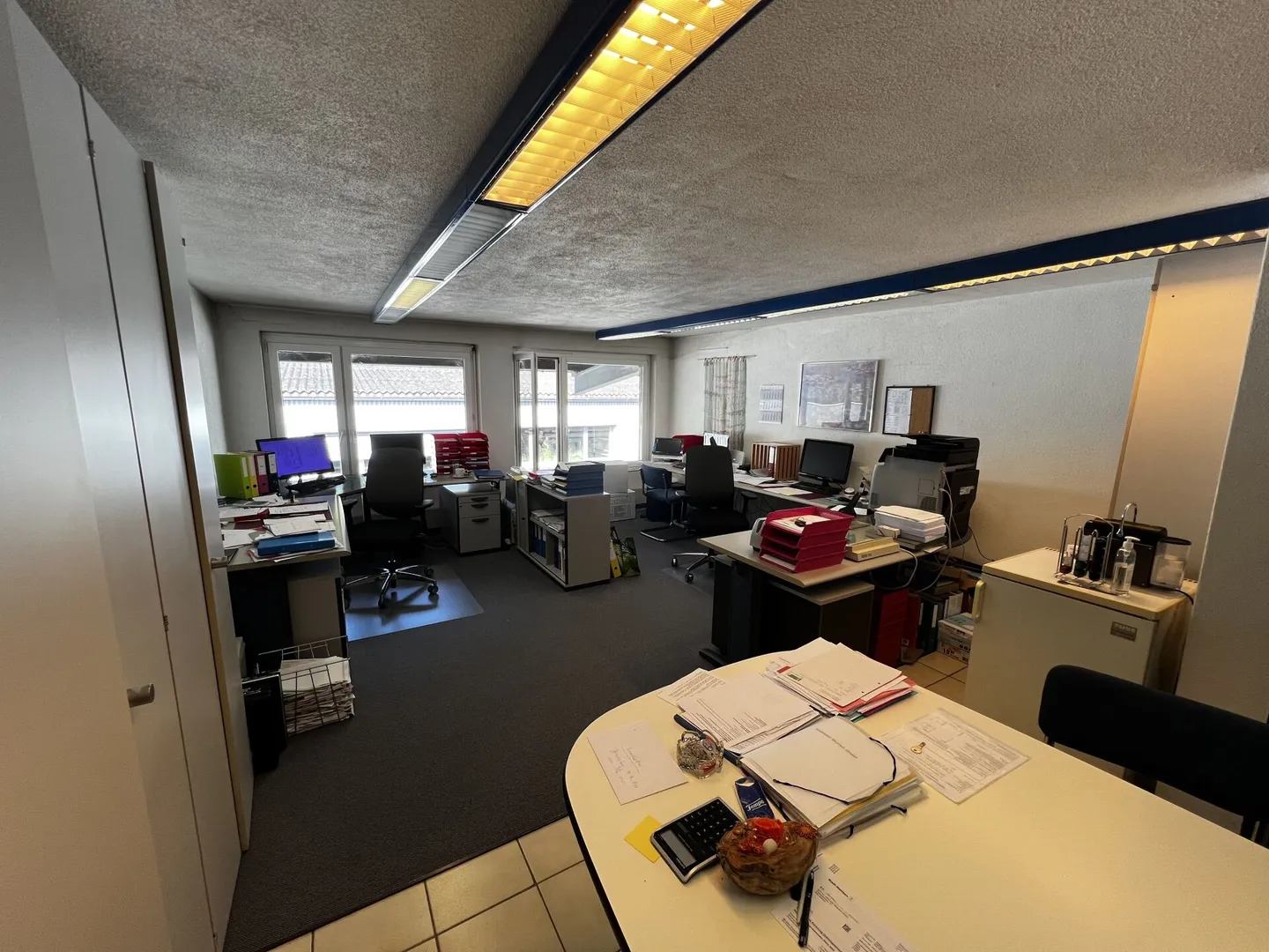 Bureau avec salle d'archives et WC/douche - Photo 1 sur 3