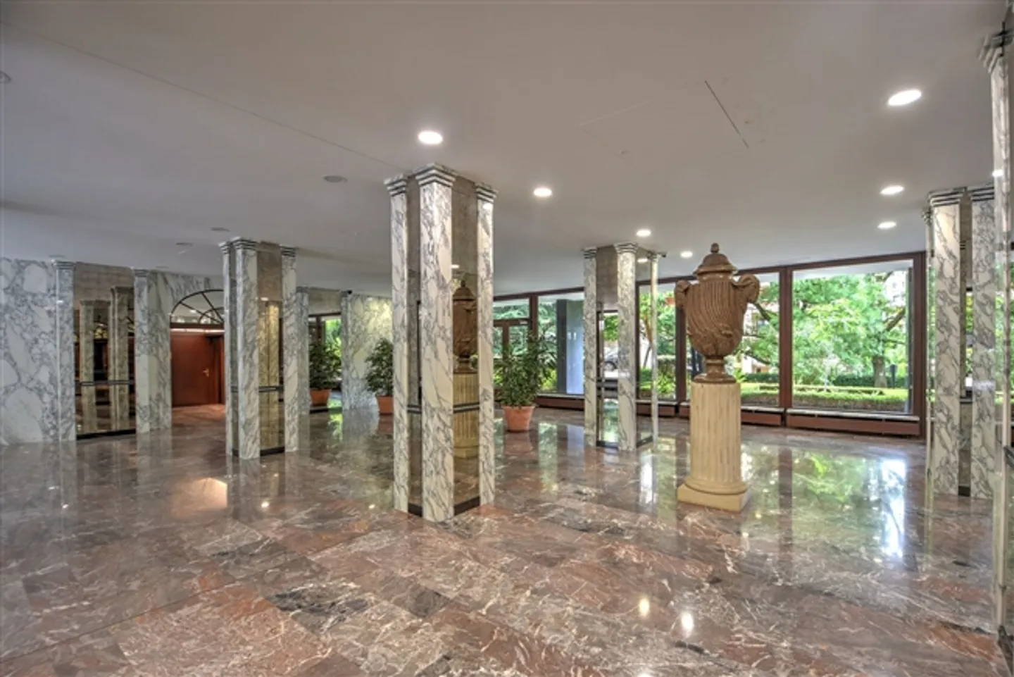 Offices for rent near the United Nations - Ground floor - 147 m² - Photo 2 of 3