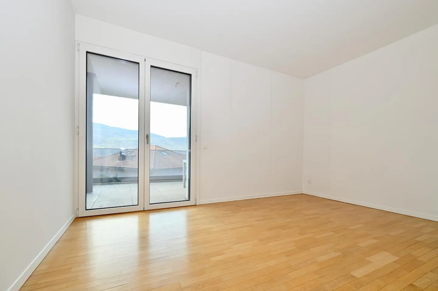 Modern and Bright Apartment with Panoramic Terrace in Vacallo - Photo 12 of 18