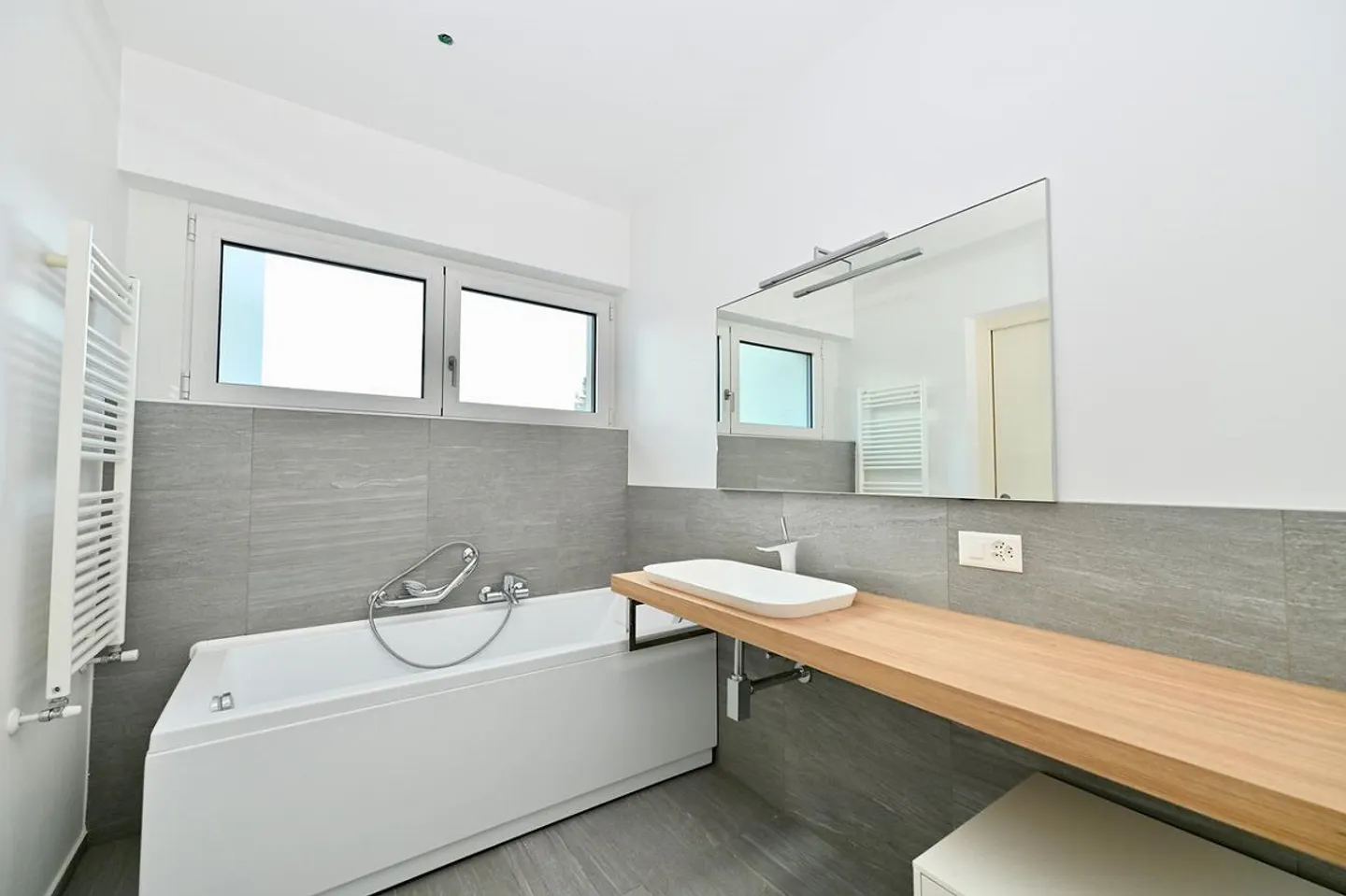 Modern and Bright Apartment with Panoramic Terrace in Vacallo - Photo 14 of 18