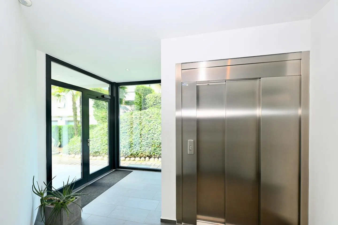 Modern and Bright Apartment with Panoramic Terrace in Vacallo - Photo 15 of 18