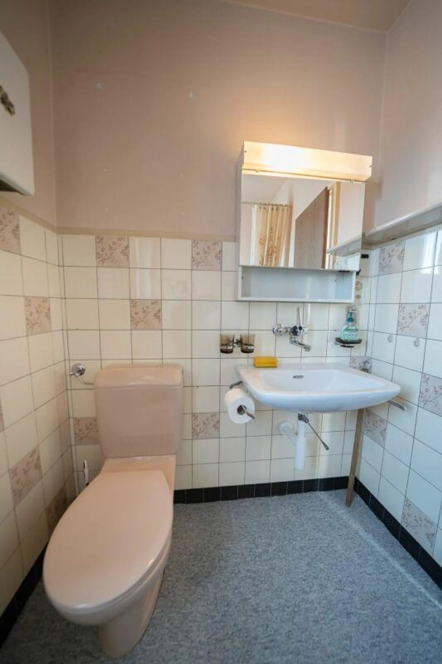 Charming semi-detached house with spacious garden - Photo 18 of 23