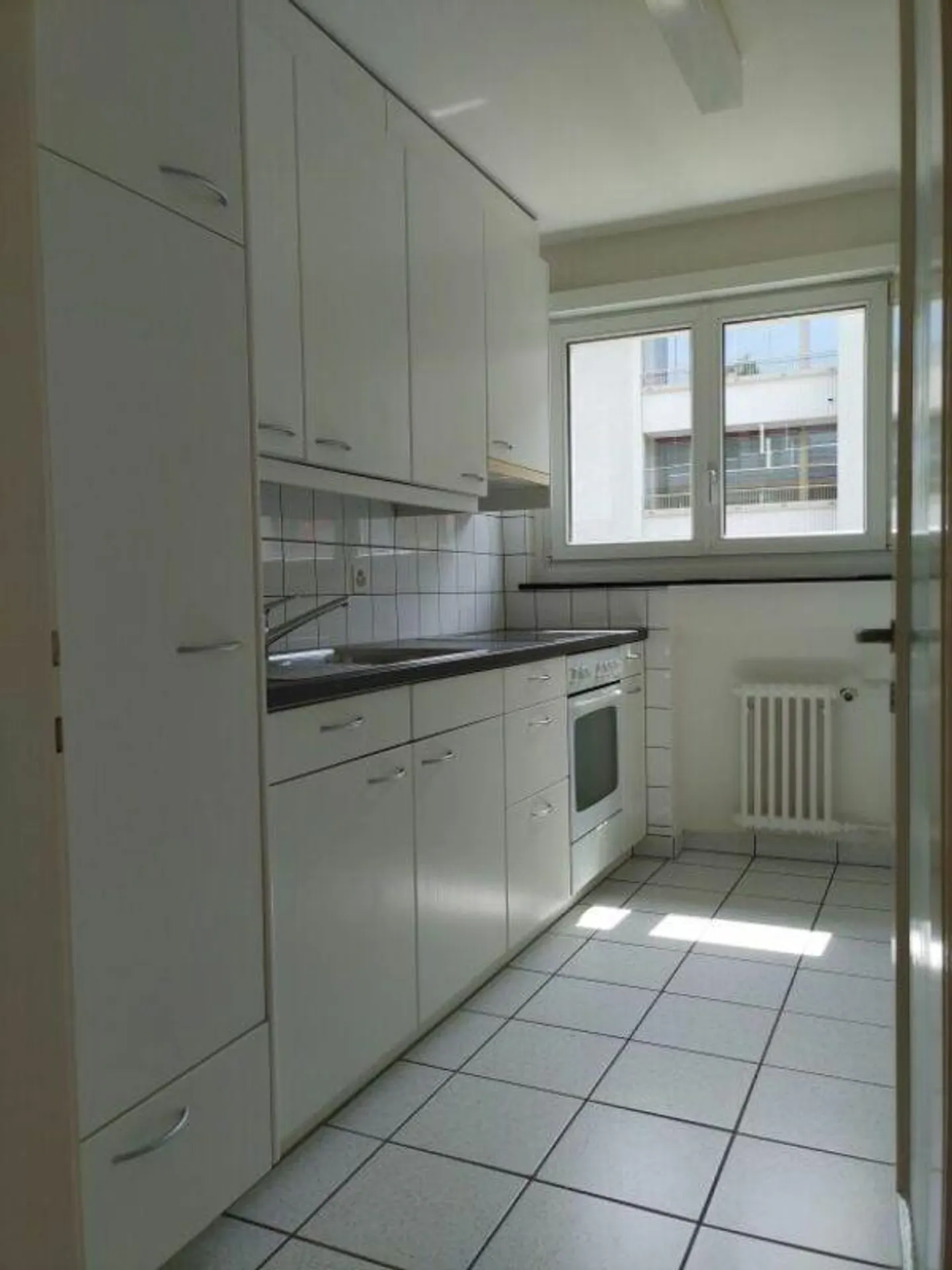Appartement de ville confortable de 2 pièces avec balcon - Photo 2 sur 9