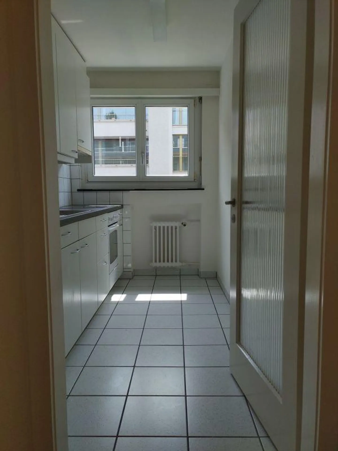Appartement de ville confortable de 2 pièces avec balcon - Photo 3 sur 9