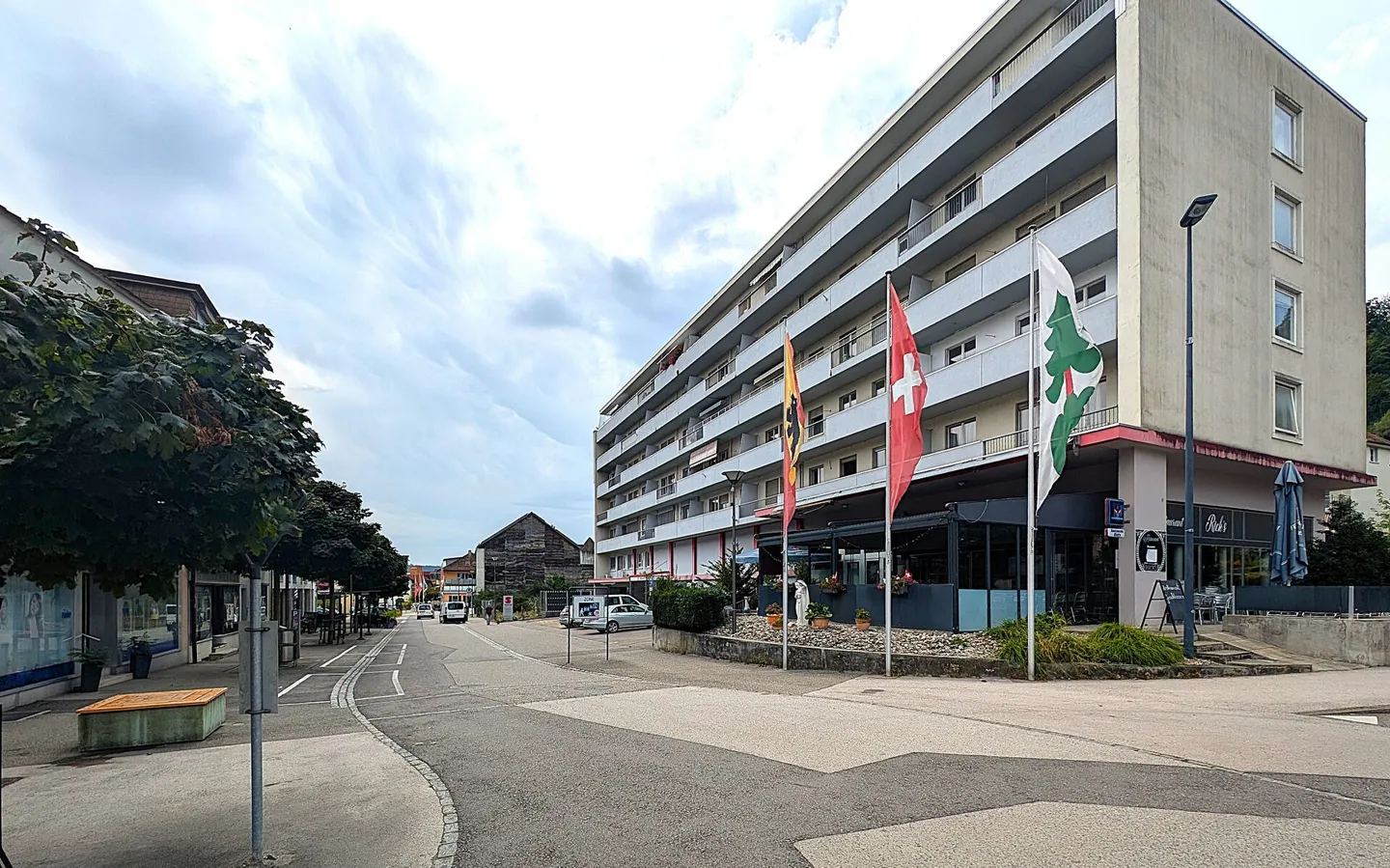 Versatile commercial space in the center of Lengnau - with flexible room concept - Photo 1 of 24