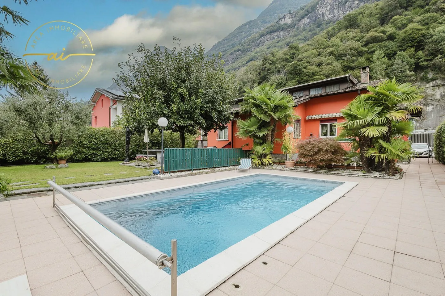 EINFAMILIENHAUS MIT GARTEN UND SCHWIMMBAD - Foto 1 von 13