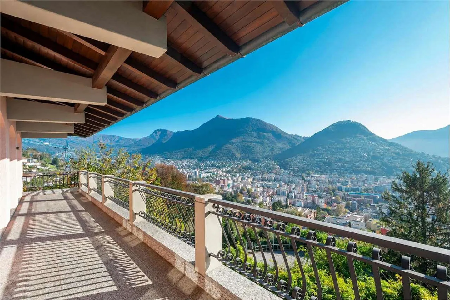 Massagno - Detached Villa with Pool and Lake View - Photo 2 of 10
