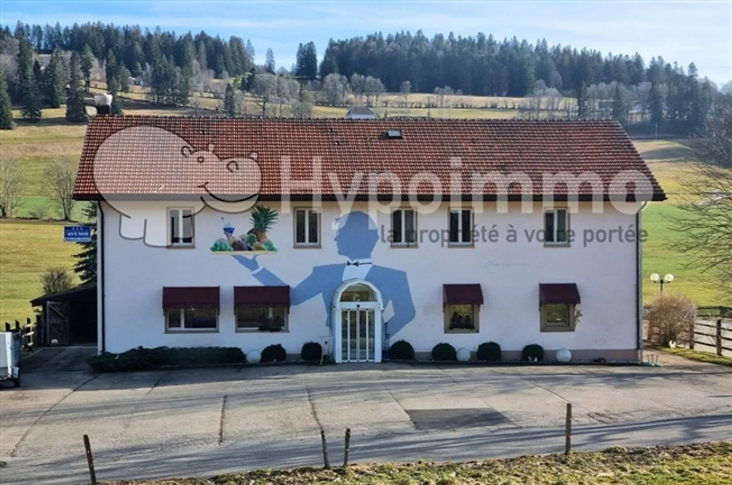 Bâtiment magnifique avec un restaurant renommé et un appartement de 9 chambres au cœur de la nature - Photo 1 sur 14