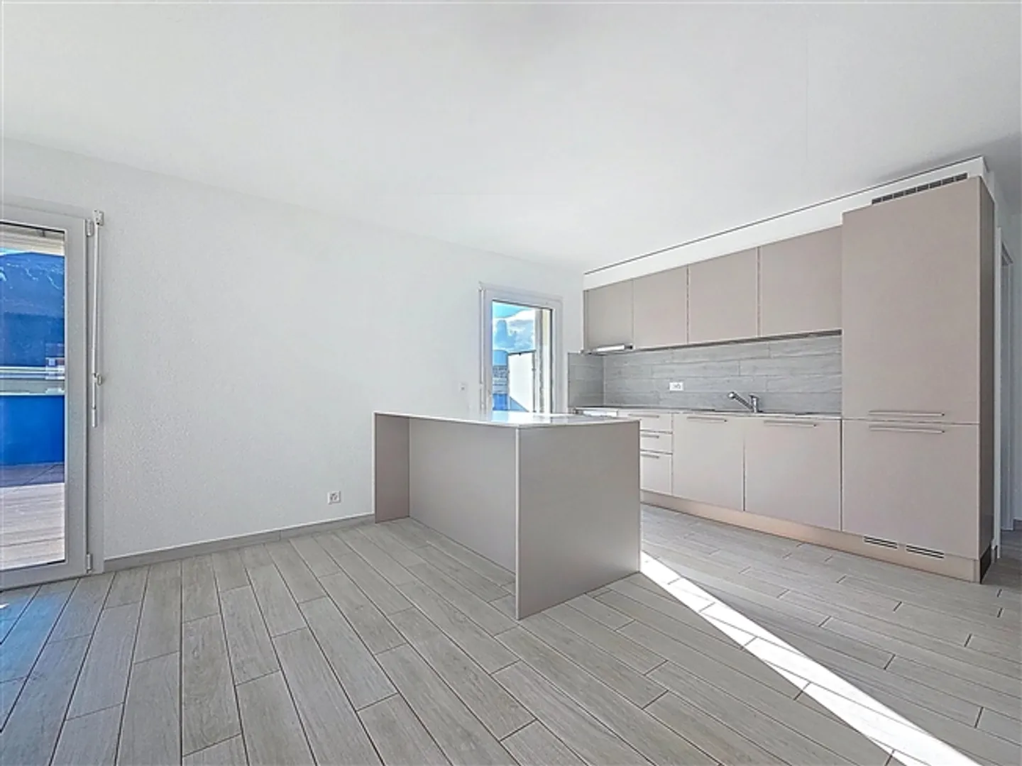 Appartement penthouse de 4,5 pièces avec grande terrasse et vue dégagée - Photo 2 sur 11