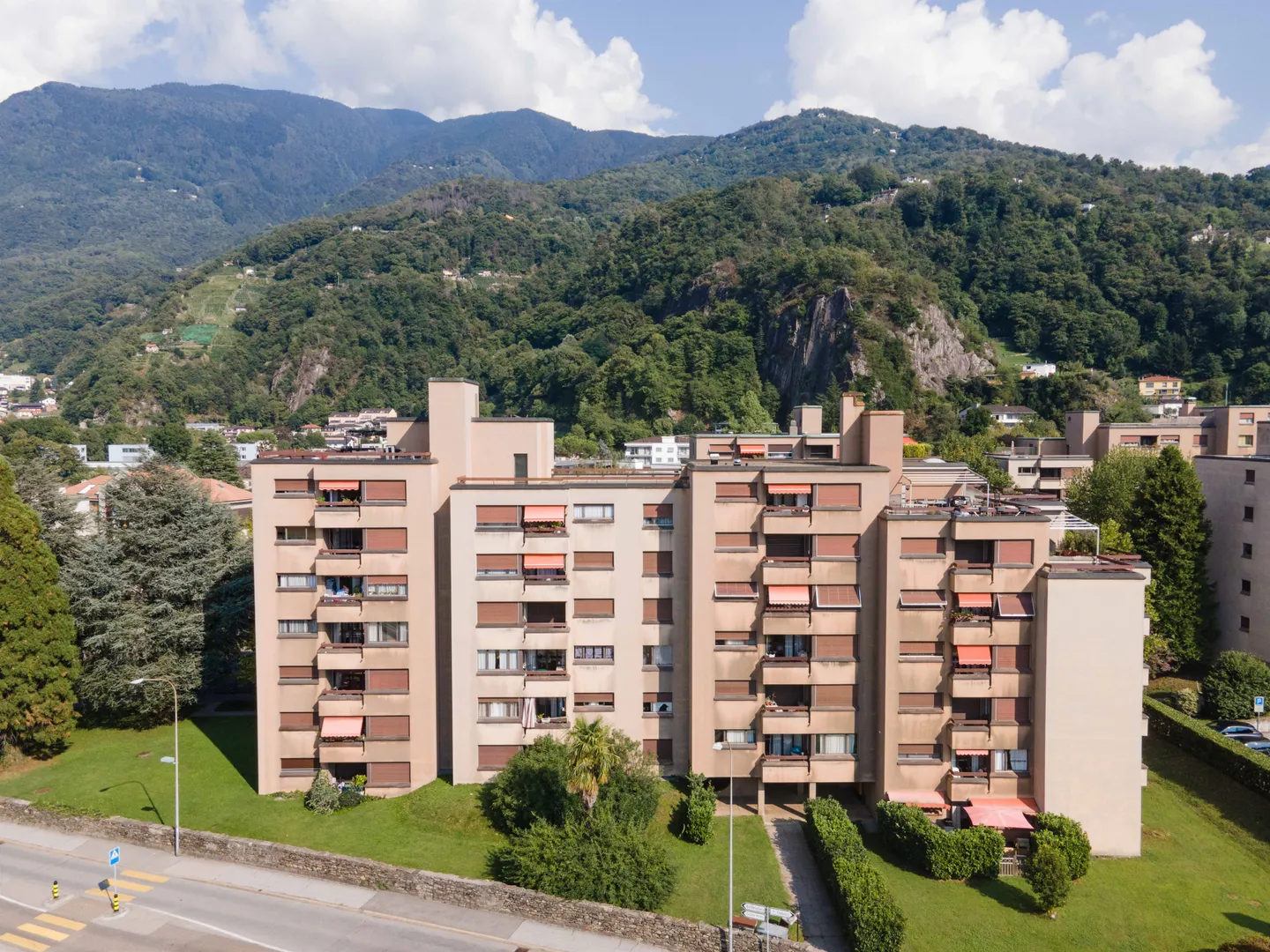 Appartement lumineux de 2,5 pièces avec balcon, piscine et courts de tennis - Photo 1 sur 9