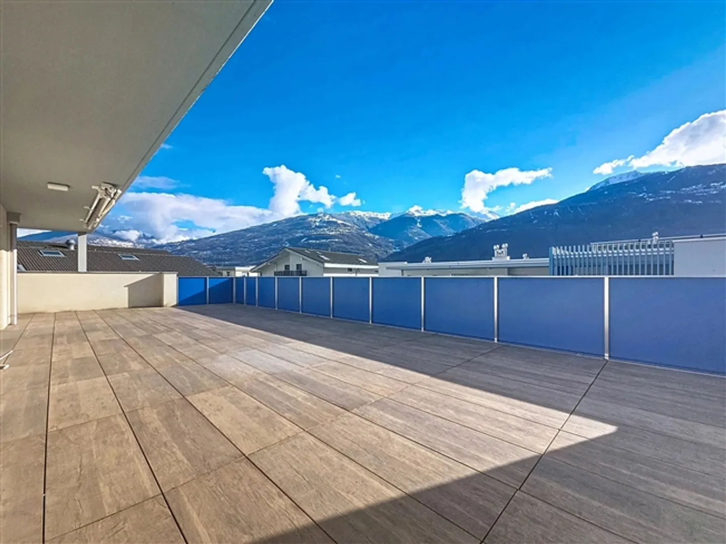 Appartement penthouse de 4,5 pièces avec grande terrasse et vue dégagée - Photo 9 sur 11