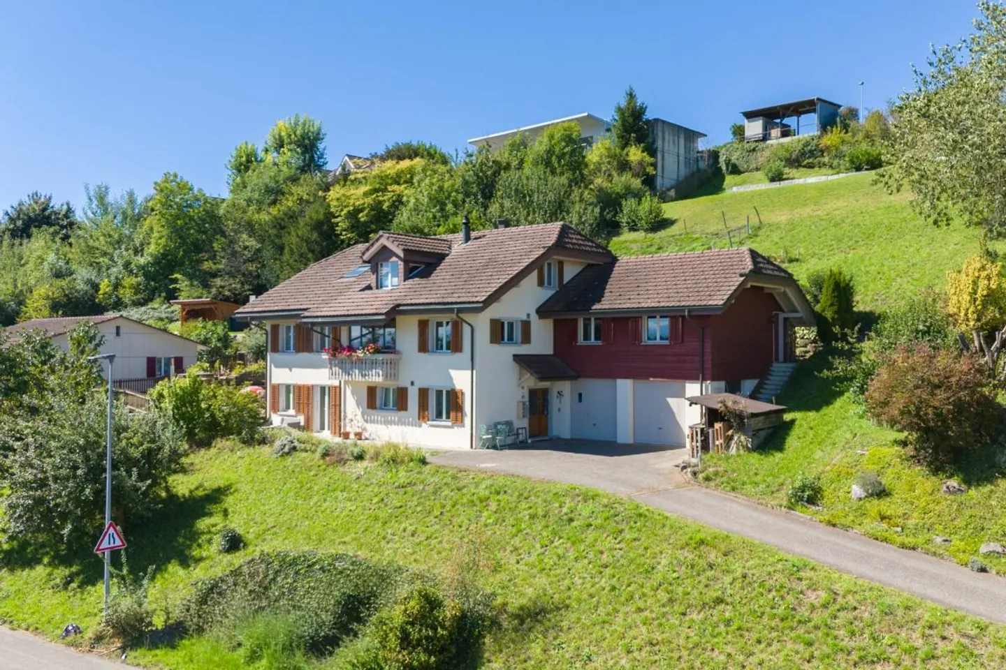 Spacious 6.5-room single-family house with a separate apartment, double garage, 1,053 m² garden paradise, and panoramic views of the Alps - Photo 1 of 31