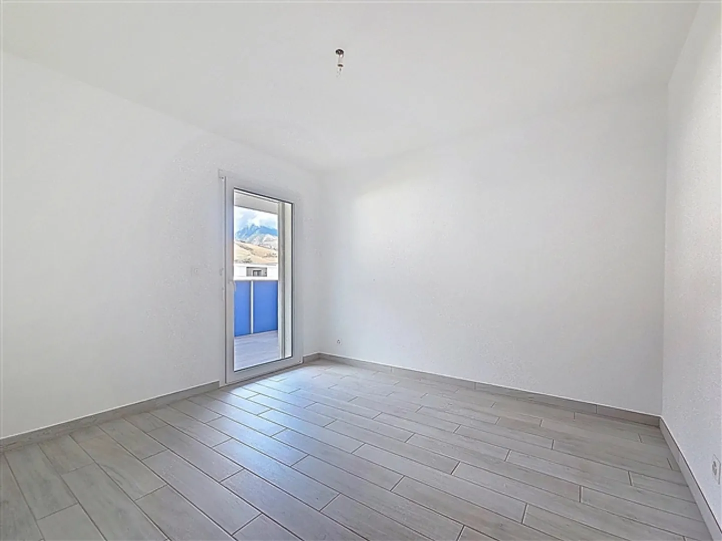 Appartement penthouse de 4,5 pièces avec grande terrasse et vue dégagée - Photo 6 sur 11