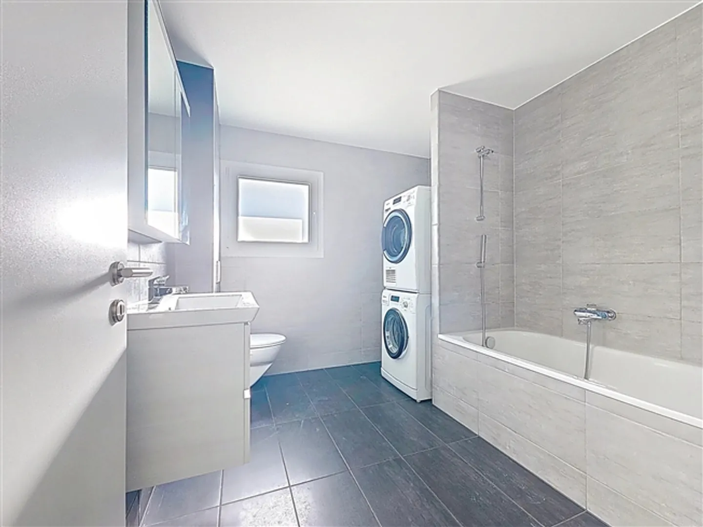 Appartement penthouse de 4,5 pièces avec grande terrasse et vue dégagée - Photo 8 sur 11