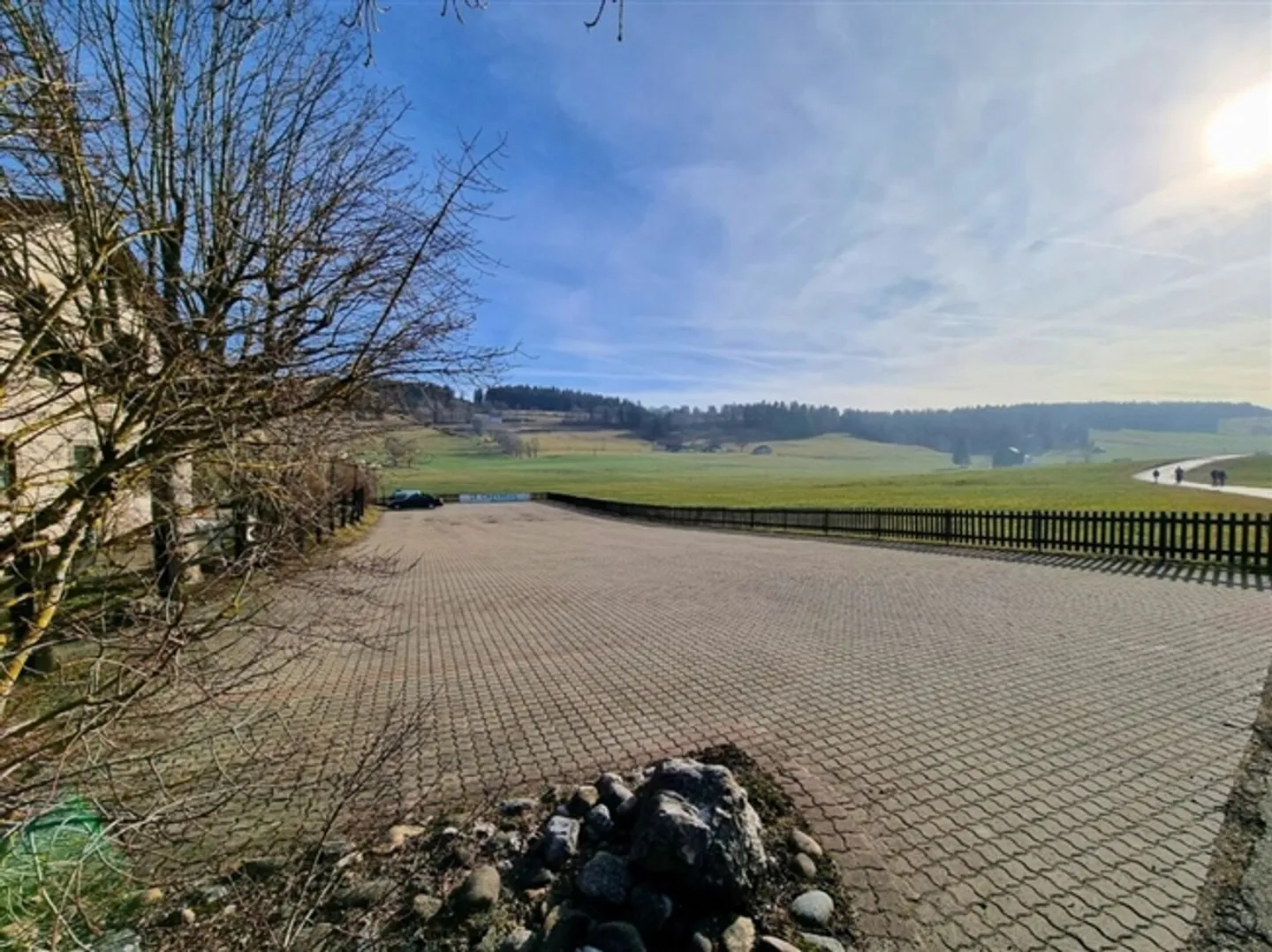 Bâtiment magnifique avec un restaurant renommé et un appartement de 9 chambres au cœur de la nature - Photo 3 sur 14