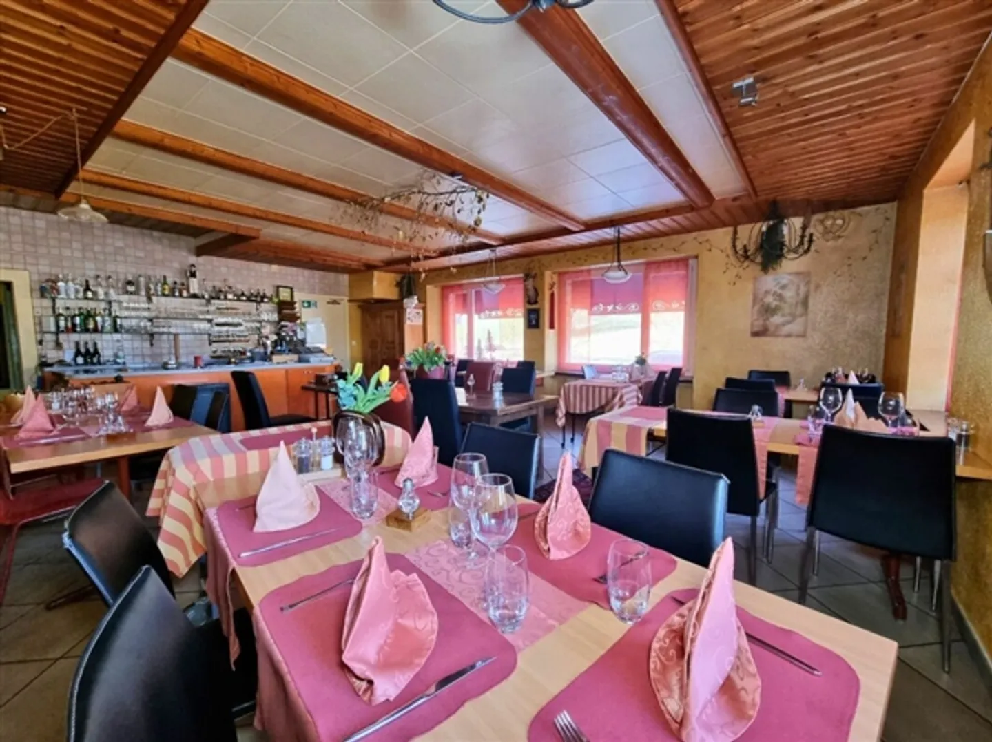 Bâtiment magnifique avec un restaurant renommé et un appartement de 9 chambres au cœur de la nature - Photo 4 sur 14