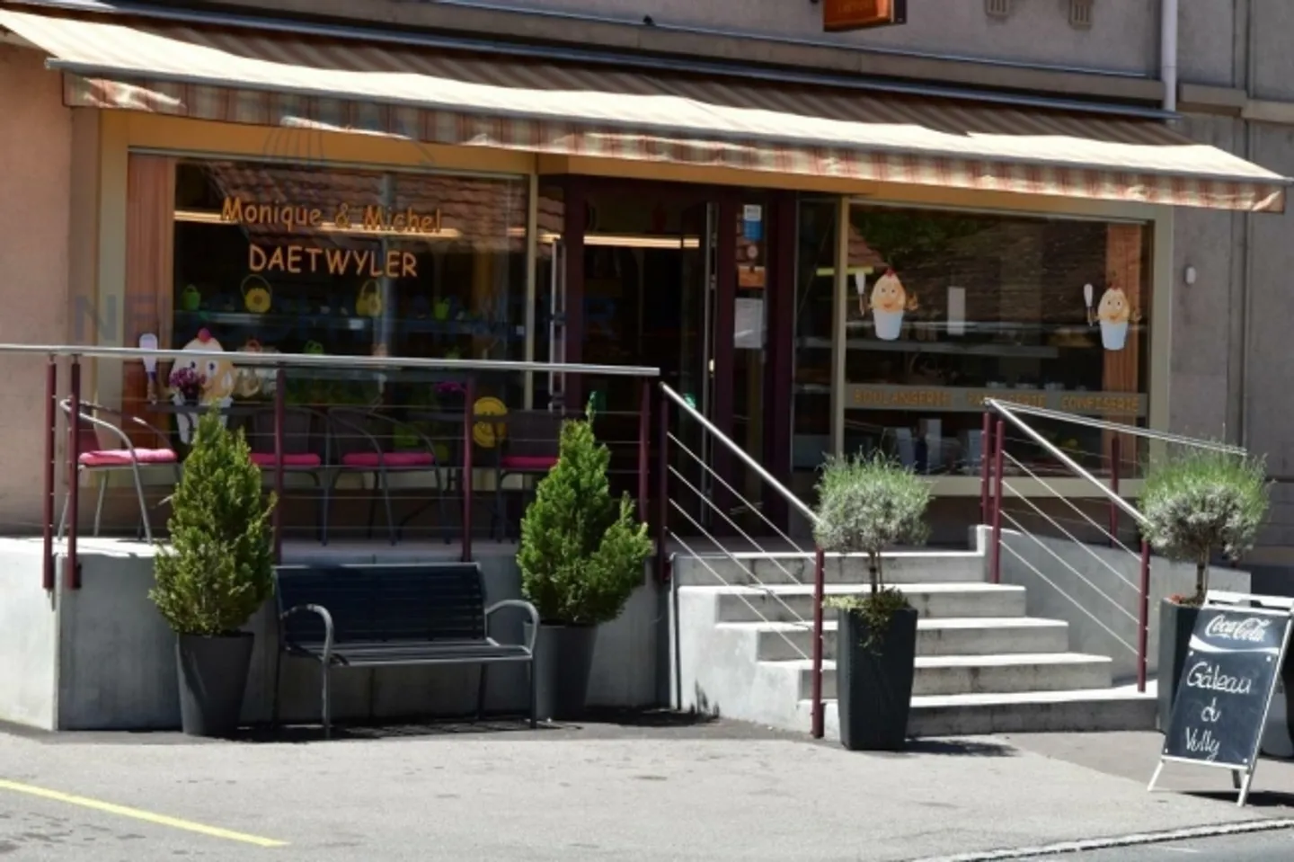 «Idéalement situé dans un village dynamique» - Photo 2 sur 11